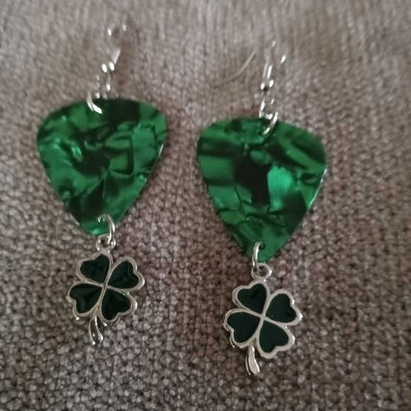 GREEN GUITAR PICKS WITH SILVER TONE SHAMROCKS - Picture 1 of 1
